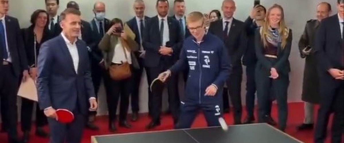 VIDEO. Quand les frères Lebrun et l’équipe de France de tennis de table tapent la balle avec Emmanuel Macron en Chine