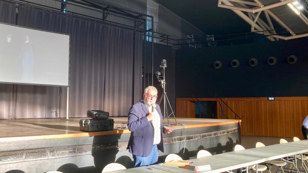 Large bonheur de Christophe Serre qui succède à Jean-Christian Rey à la ...